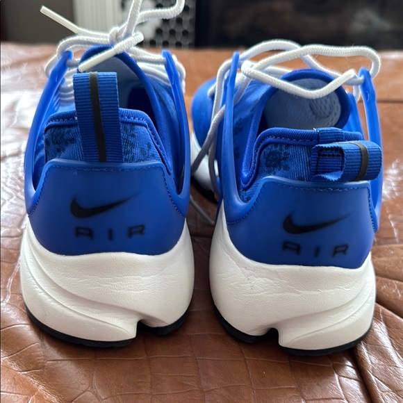 Nike Blue and White Athletic Shoes with Sporty Design - Picture 3 of 5